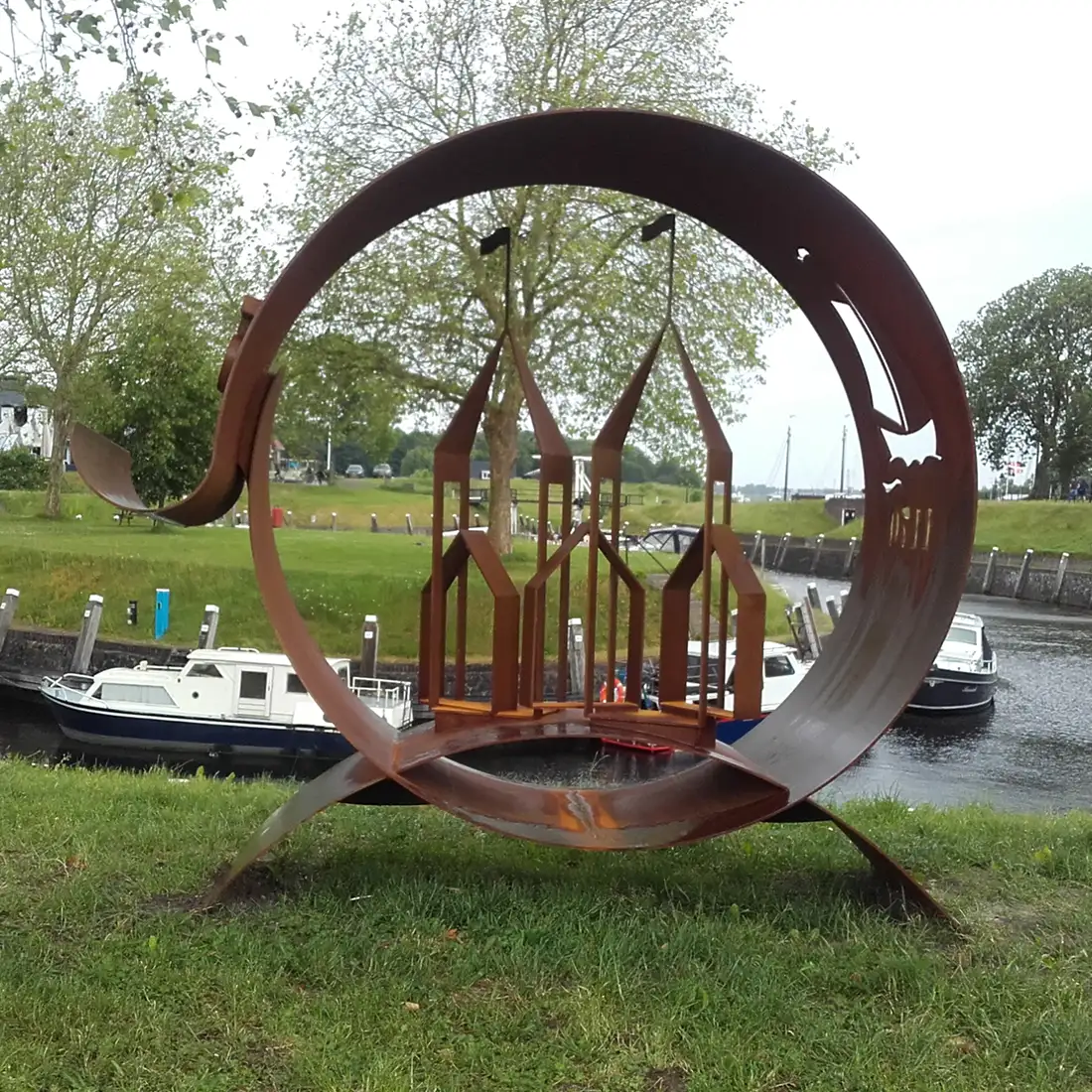 De Golf van de Zuiderzee ijzersculptuur