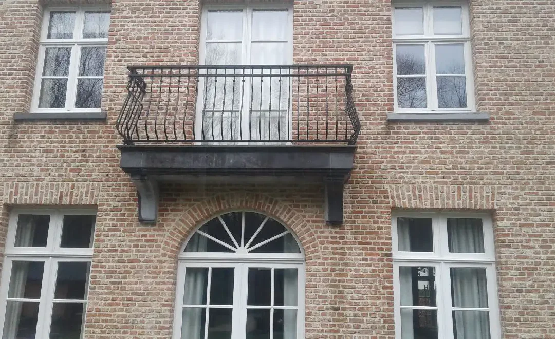 Klassiek buikspijlen balkon