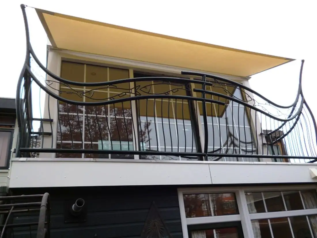 Maritiem balkon met semipermanent zonnedak