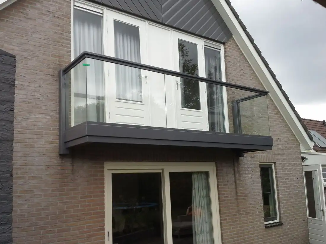 Modern balkon met glas Modern balkon met glas