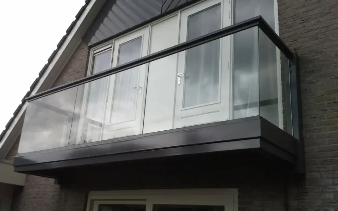 Modern balkon met glas