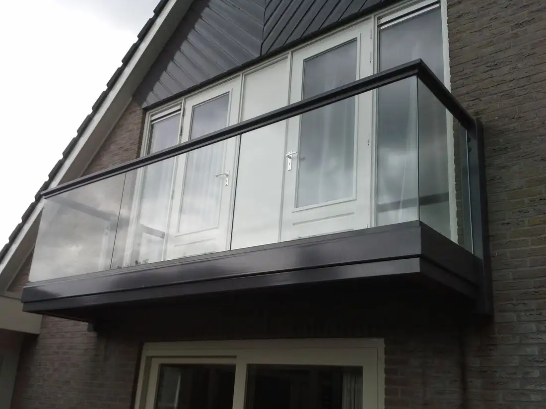 Modern balkon met glas Modern balkon met glas
