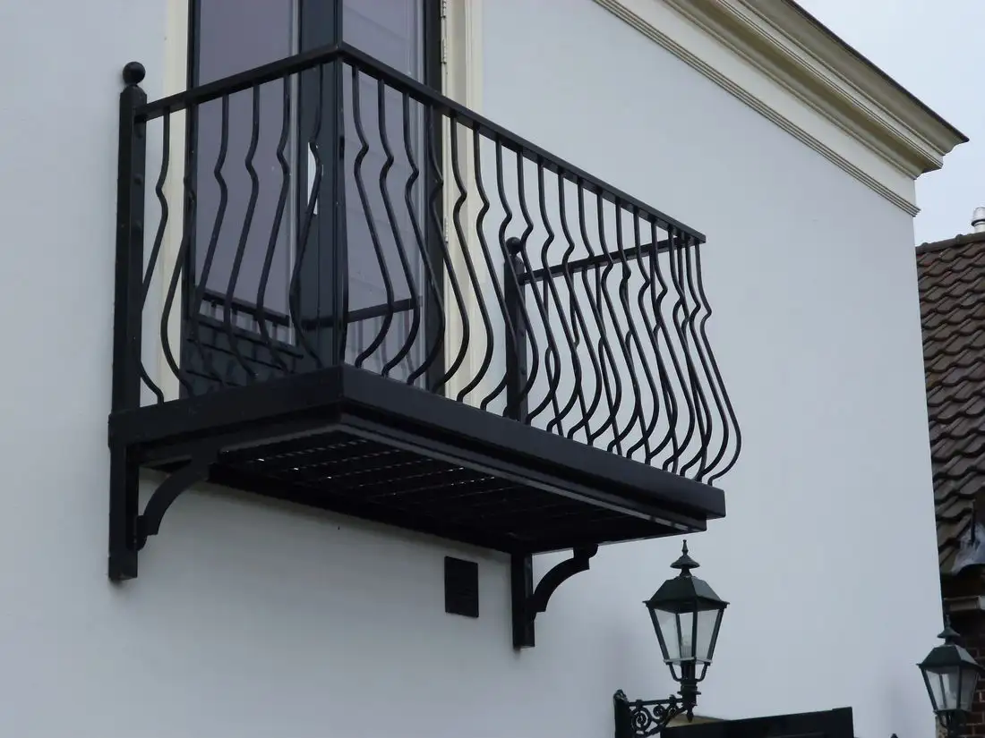 Compleet balkon met buikspijlen Compleet balkon met buikspijlen