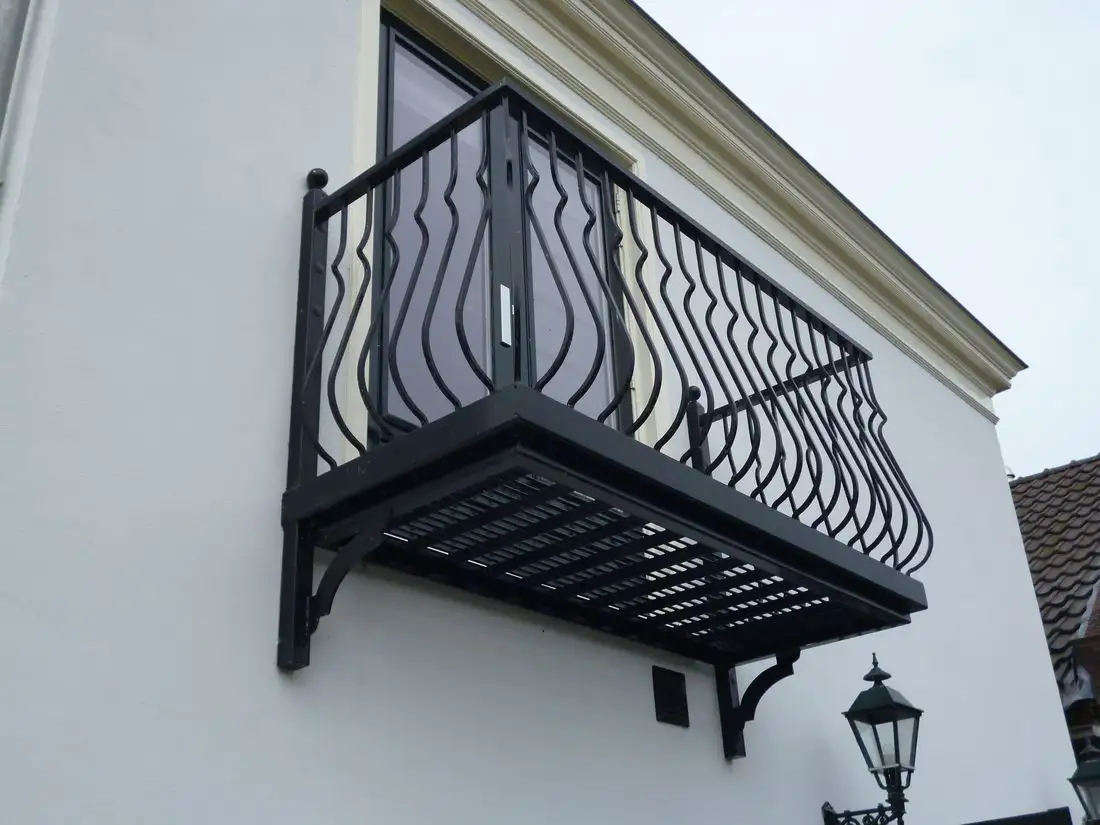 Compleet balkon met buikspijlen Compleet balkon met buikspijlen
