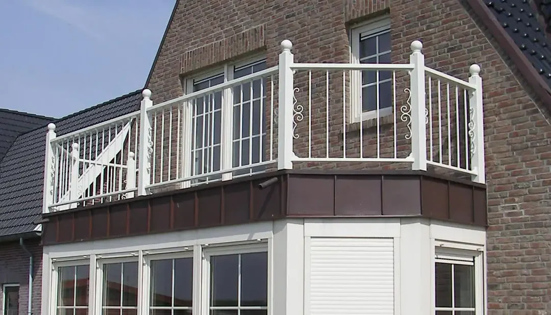 Klassiek getinte balustrade op erker