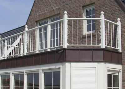 Klassiek getinte balustrade op erker