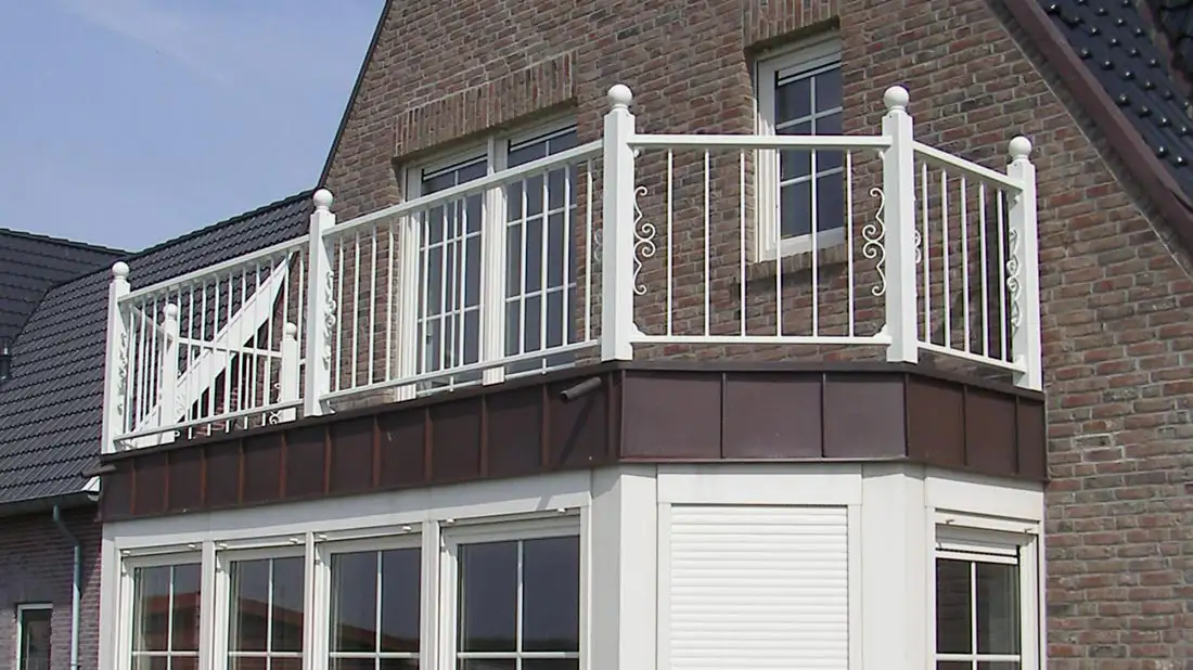 klassiek getinte balustrade op erker