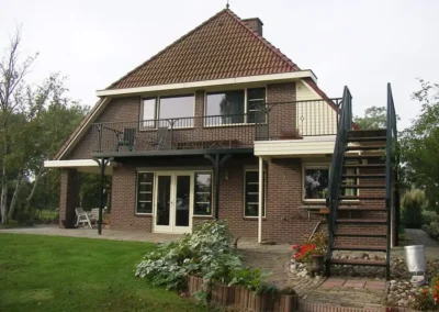 Modern balkon met trap vanuit de tuin