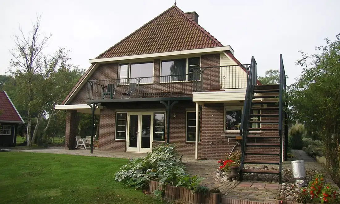 Modern balkon met trap vanuit de tuin