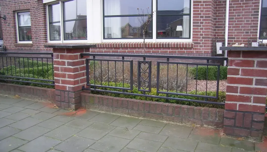 Hekwerk op gemetselde muur