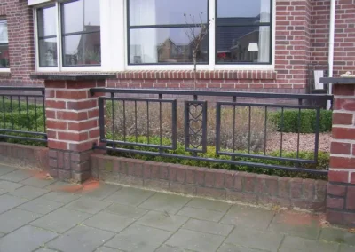 Hekwerk op gemetselde muur