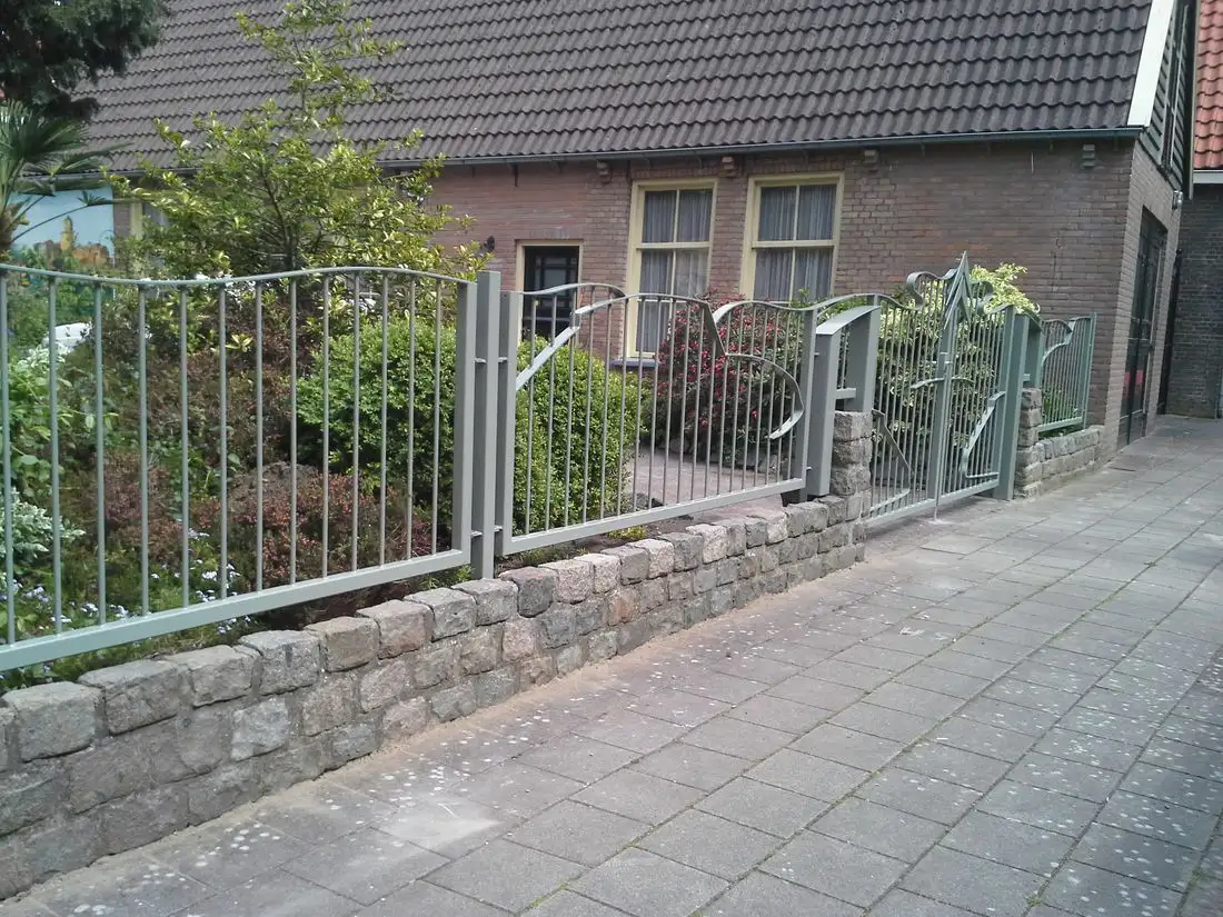 Hekwerk met dubbele poort “Snoek vs Citroen DS”