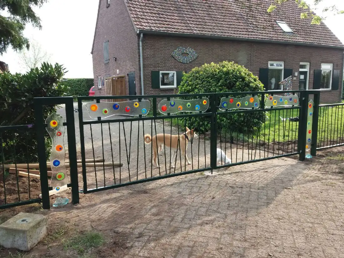 Glaskunst in hekwerk