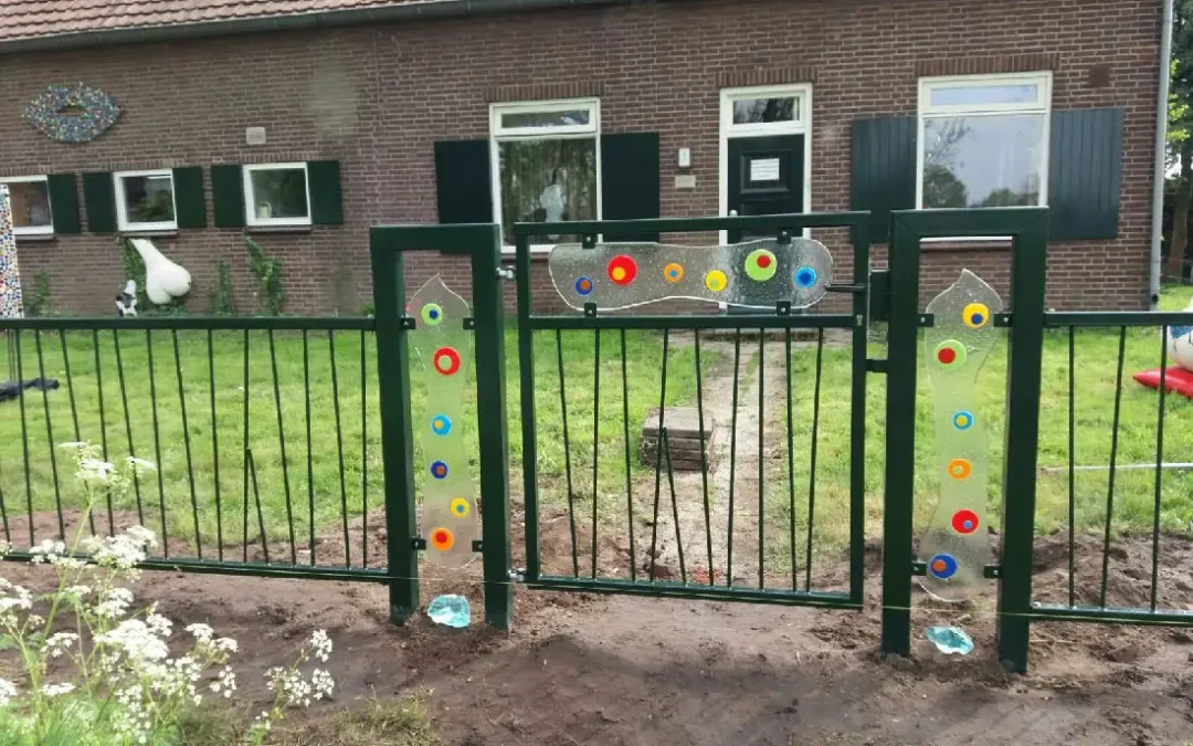 Glaskunst in hekwerk