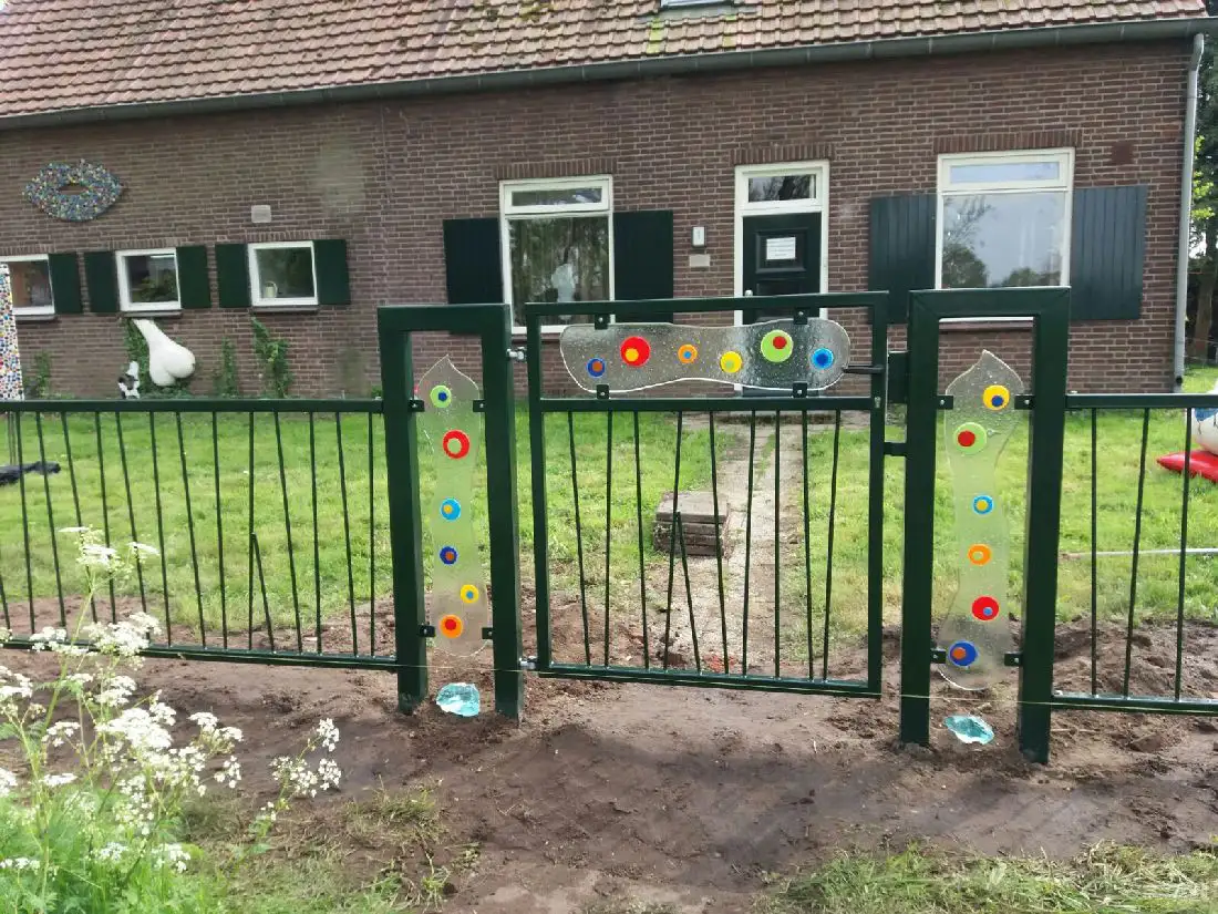 Glaskunst in hekwerk
