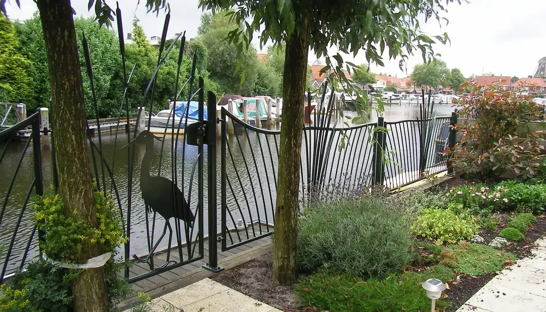 Prachtig hekwerk grenzend aan het water