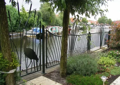 Prachtig hekwerk grenzend aan het water
