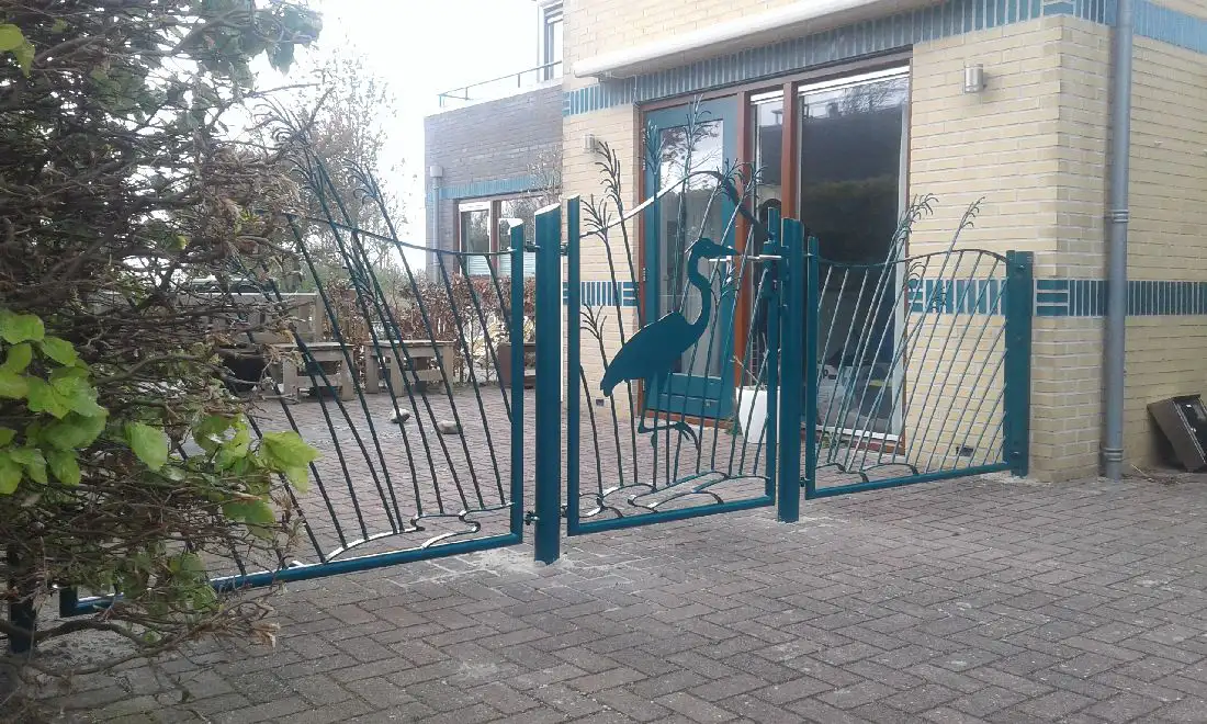 Tuinpoort reiger in het riet