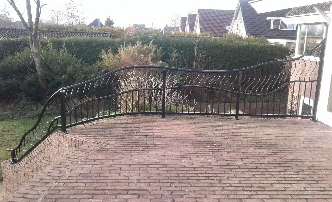 Hekwerk en trapleuning op verhoogd terras