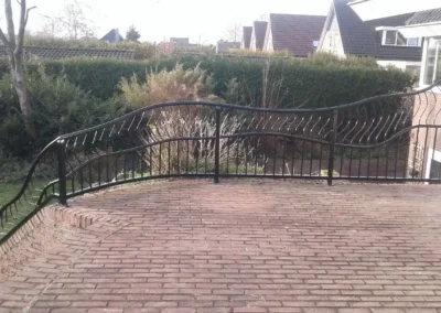 Hekwerk en trapleuning op verhoogd terras