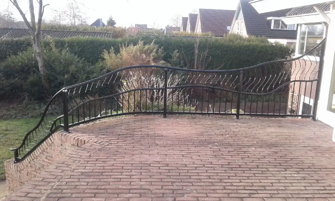 Hekwerk en trapleuning op verhoogd terras
