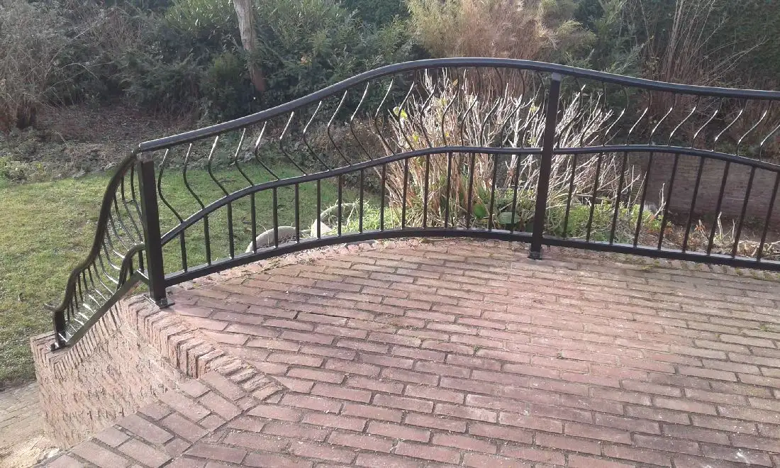Hekwerk en trapleuning op verhoogd terras