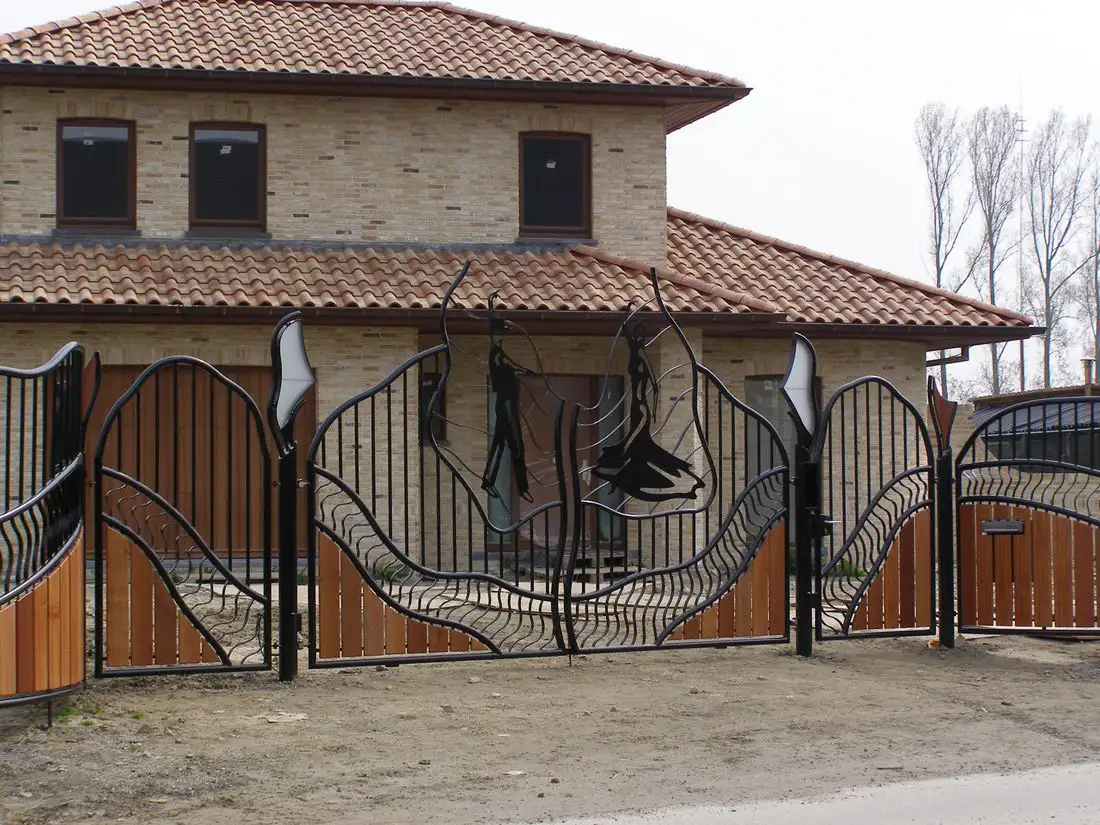 Extravagant hekwerk met poorten
