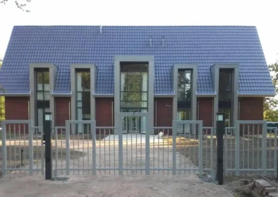 Geautomatiseerde toegangspoort in strakke vormgeving