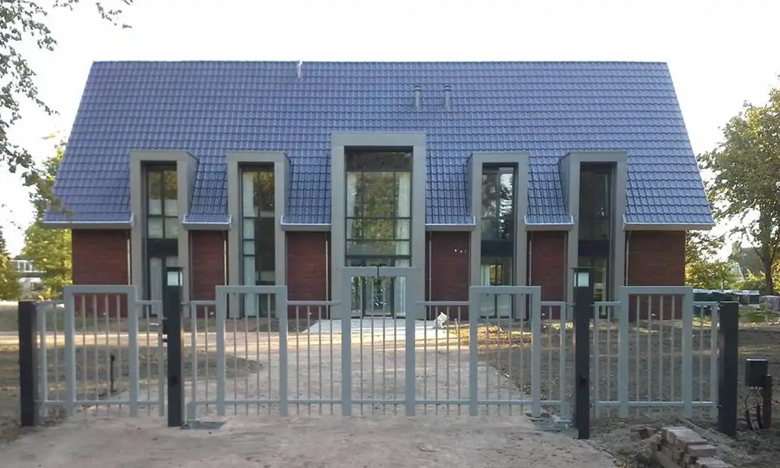 Geautomatiseerde toegangspoort in strakke vormgeving