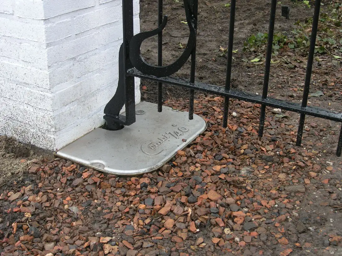 Jugendstil toegangspoort met separate looppoort