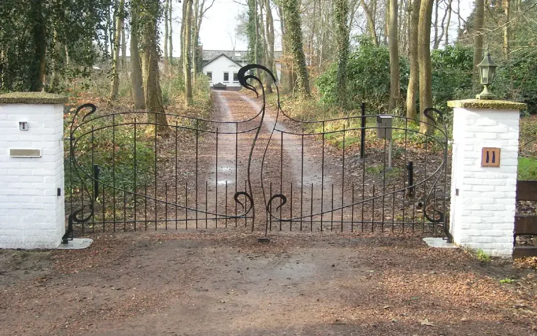 Jugendstil toegangspoort met separate looppoort