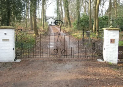 Jugendstil toegangspoort met separate looppoort