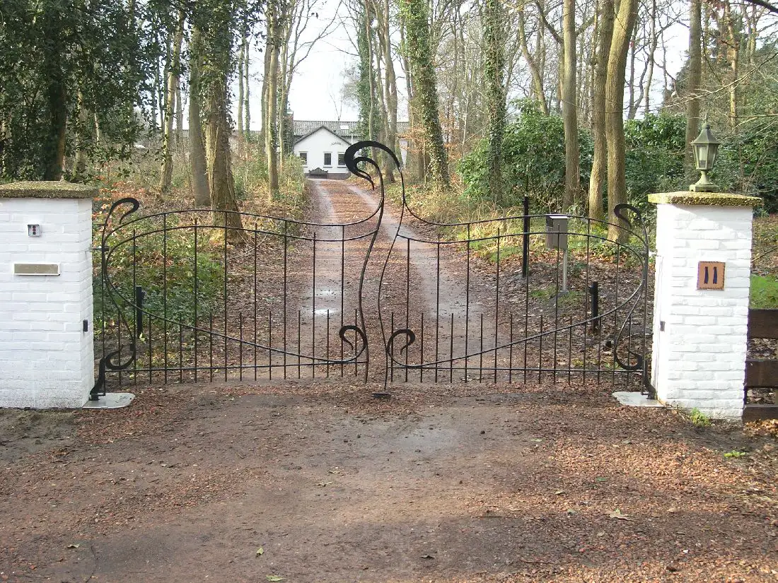 Jugendstil toegangspoort met separate looppoort