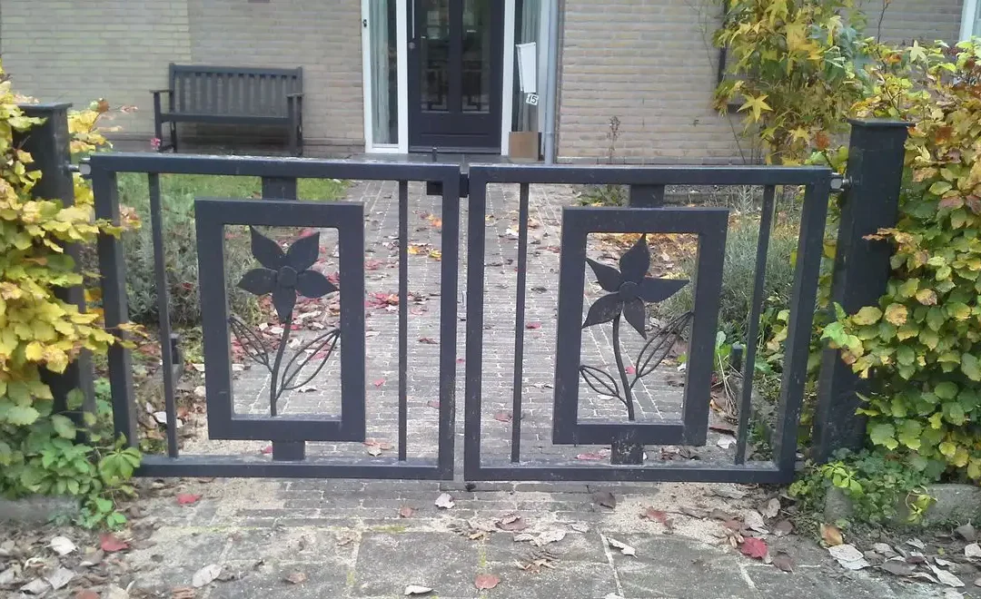 Dubbele bloemige tuinpoort