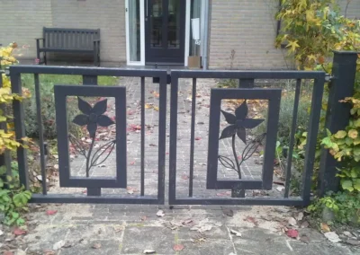 Dubbele bloemige tuinpoort