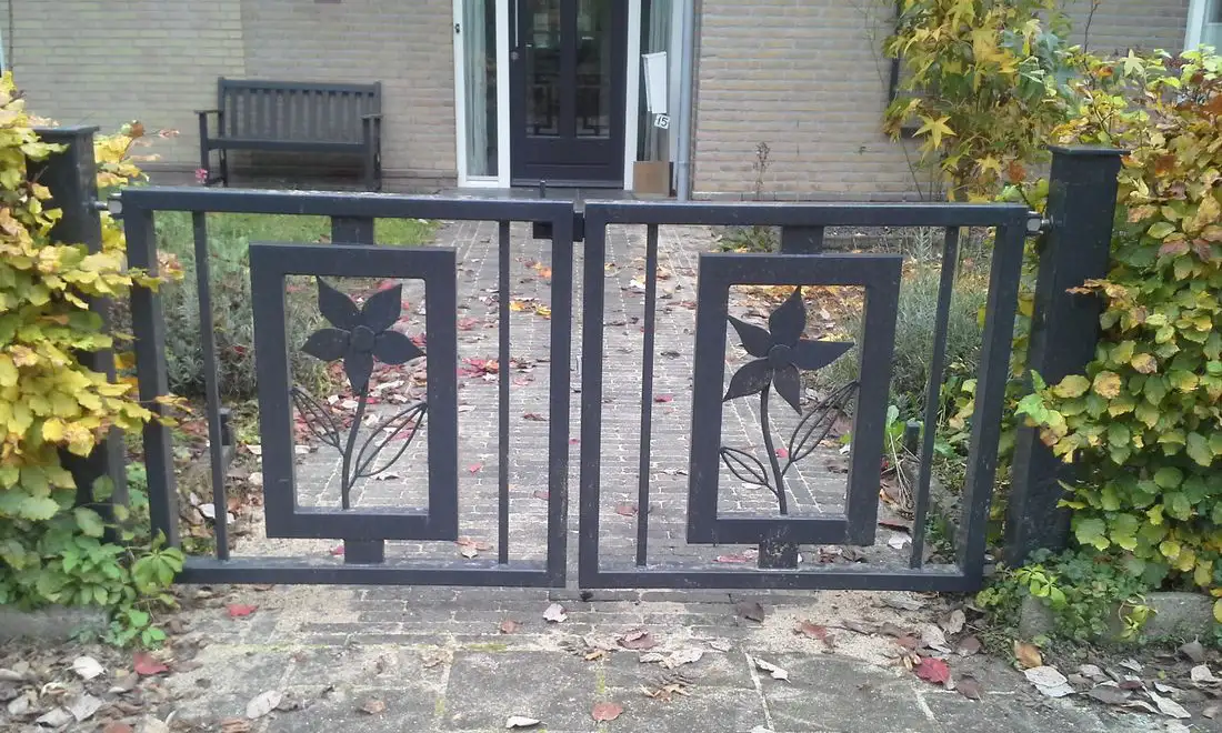 Dubbele bloemige tuinpoort
