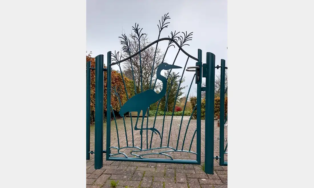 Tuinpoort reiger in het riet