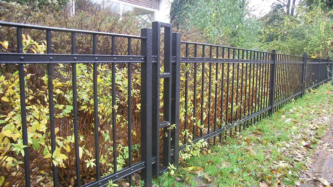 Hekwerk en tuinpoort in Jaren ’30 stijl