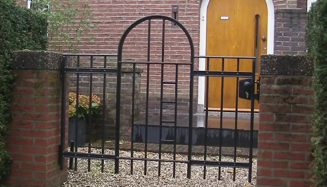 Hekwerk en tuinpoort in jaren ’30 stijl