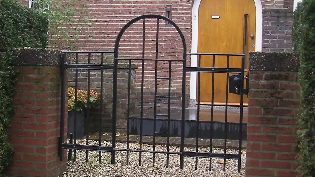 Hekwerk en tuinpoort in Jaren ’30 stijl