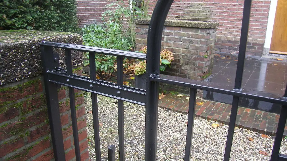 Hekwerk en tuinpoort in Jaren ’30 stijl