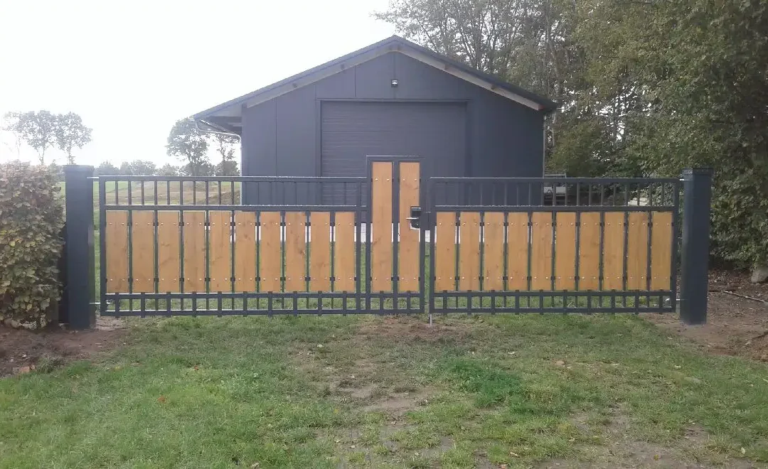 Stalen toegangspoort met larikshout