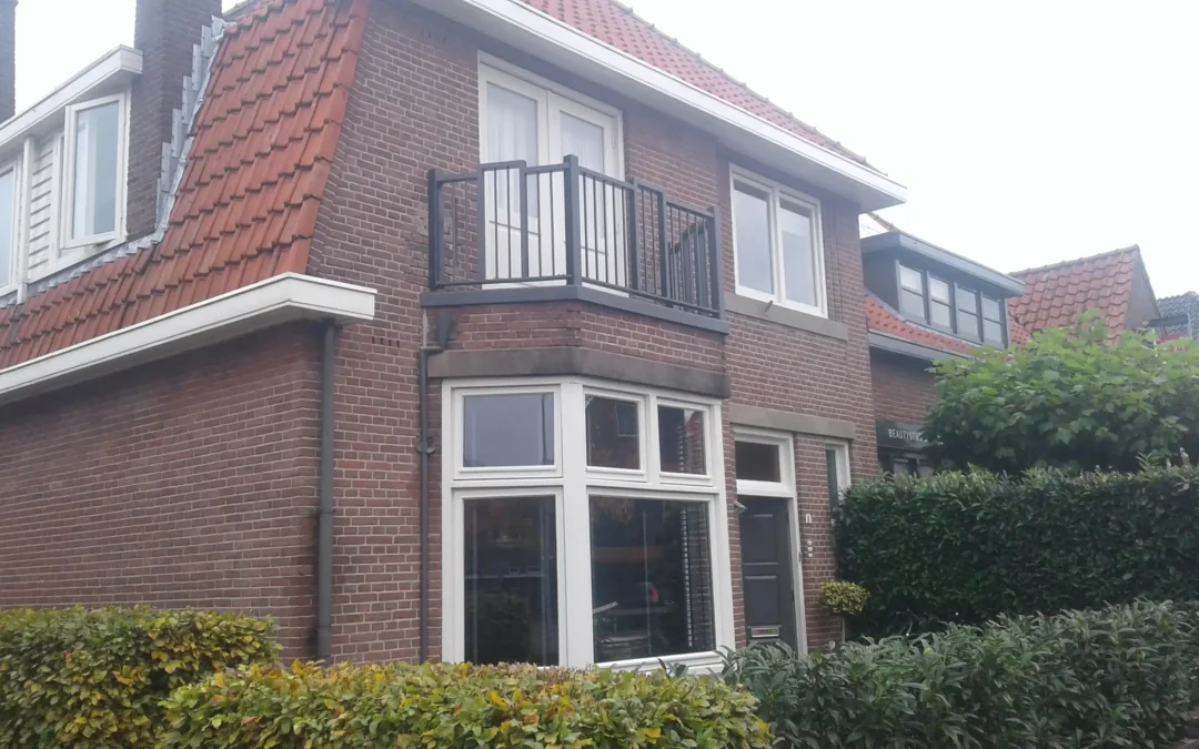 Balkonhek op erker