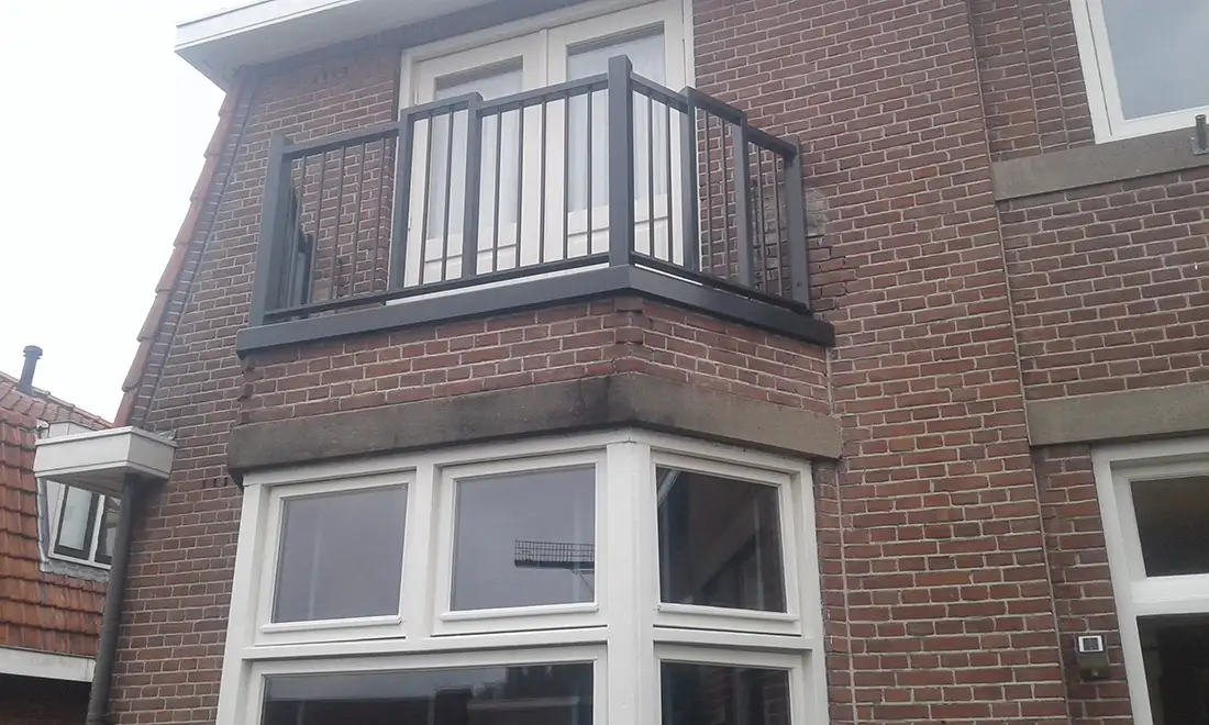 Balkonhek op erker