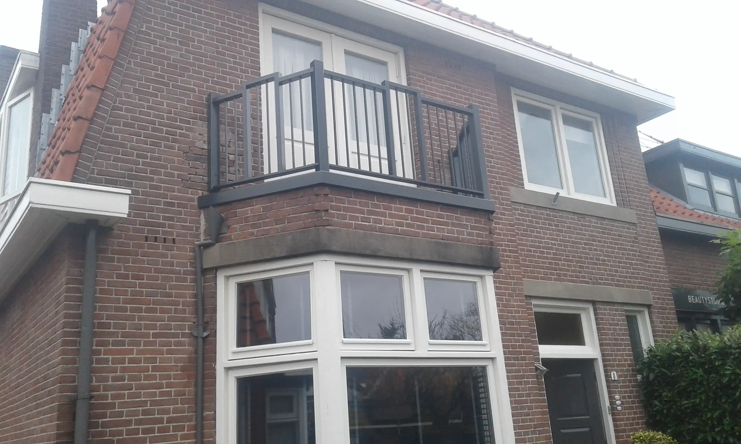 Balkonhek op erker