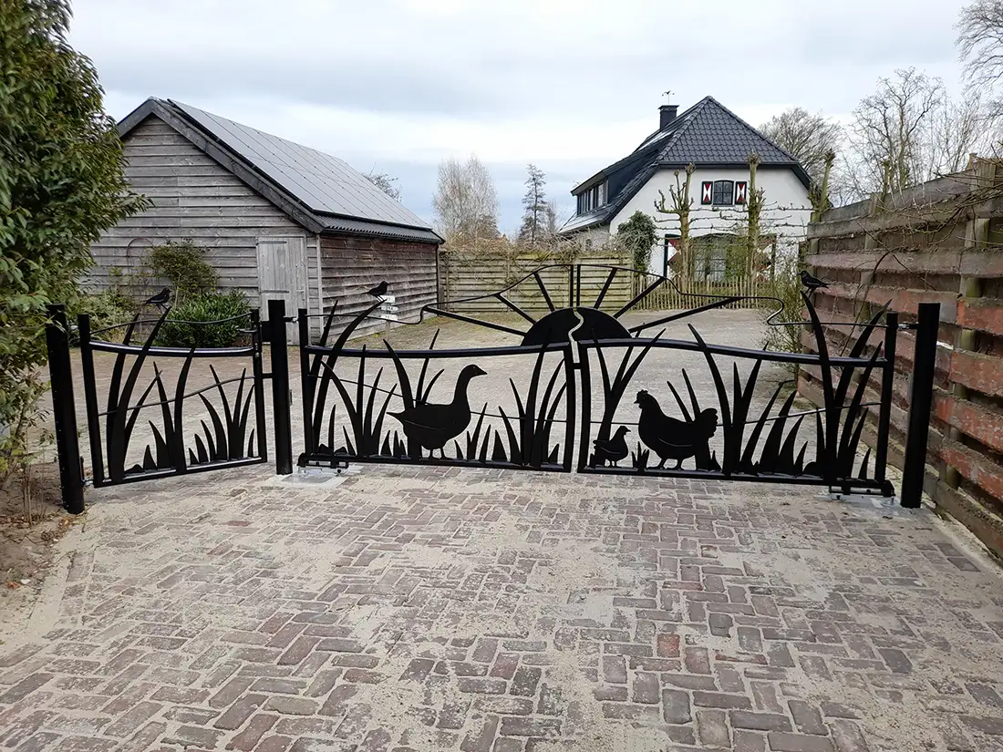 Toeganspoort gans en kippen