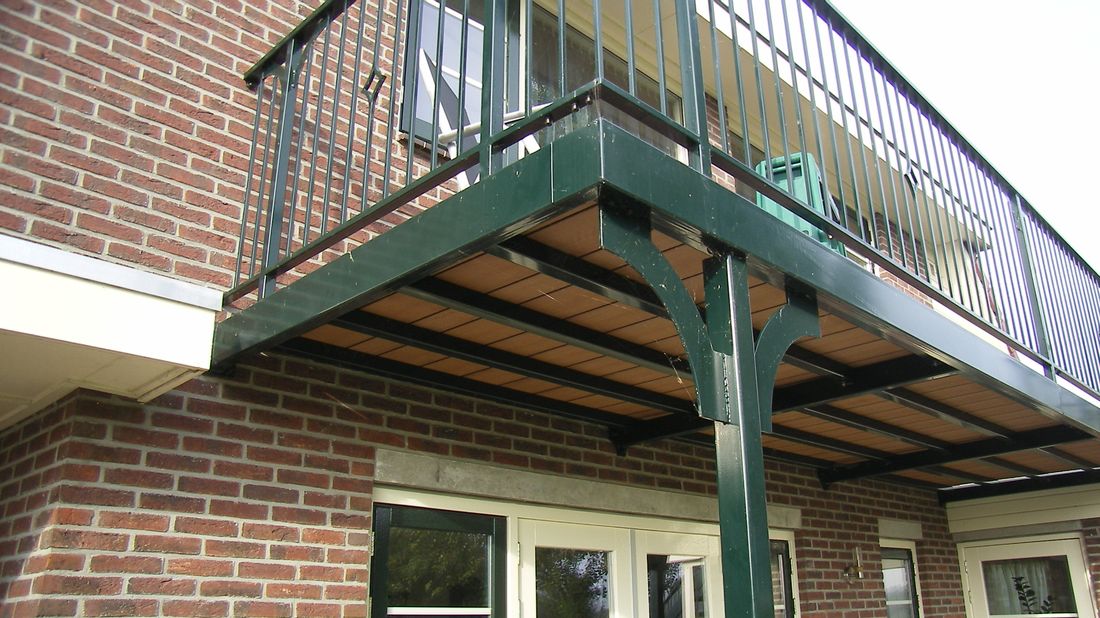 Spiksplinternieuw Modern balkon met trap vanuit de tuin - Cronquels Design Hekwerken BU-98