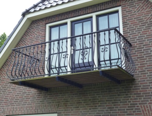 Compleet balkon met klassieke balustrade