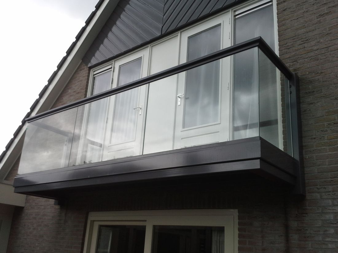 Modern balkon met - Design Hekwerken